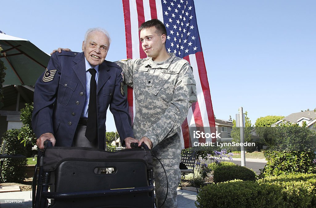Nonno e nipote soldati - Foto stock royalty-free di Veterano di guerra