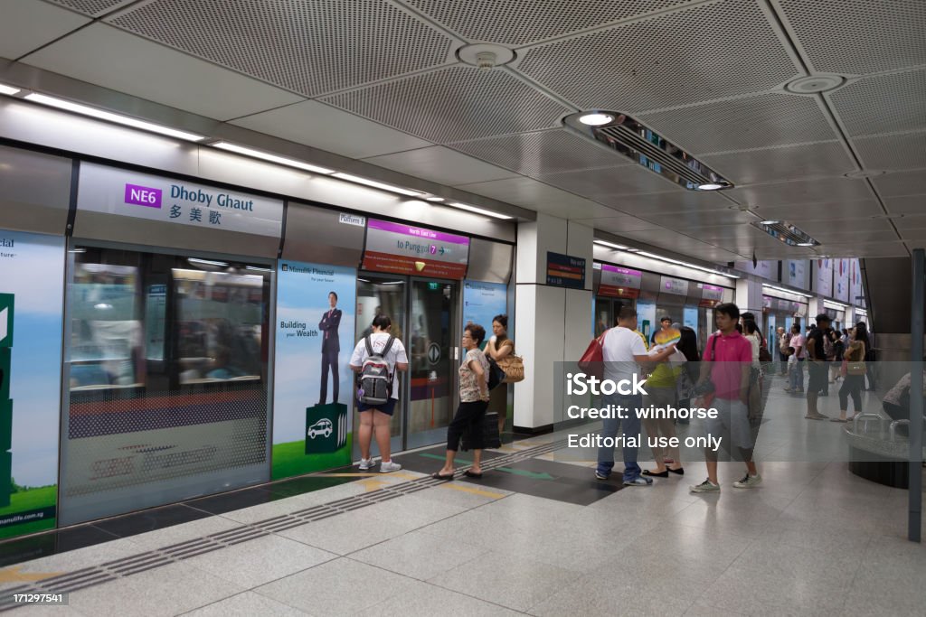 Dhoby Ghaut MRT en Singapur - Foto de stock de Andén de estación de metro libre de derechos