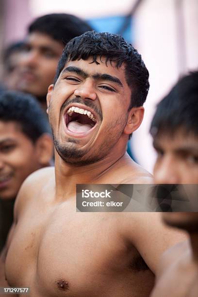 Giovane Indiano Wrestling Ridere - Fotografie stock e altre immagini di 16-17 anni - 16-17 anni, 18-19 anni, A petto nudo