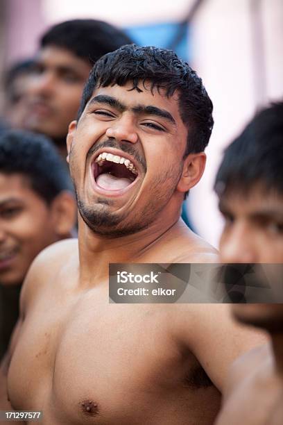Młody Indyjski Wrestler Śmiać Się - zdjęcia stockowe i więcej obrazów 16-17 lat - 16-17 lat, 18-19 lat, Adolescencja