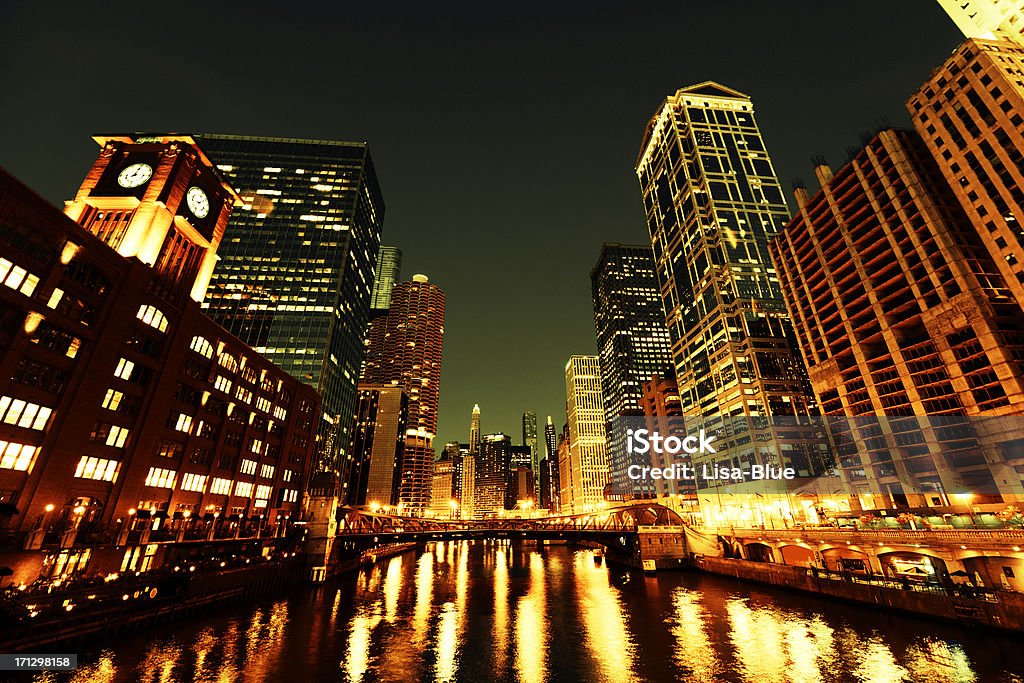 Rio Chicago à noite - Foto de stock de Abaixo royalty-free