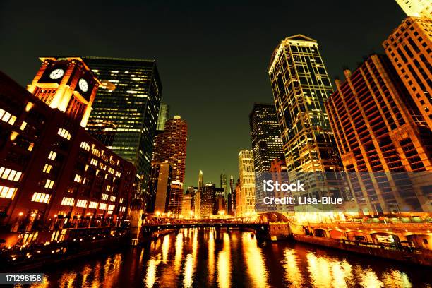 Foto de Rio Chicago À Noite e mais fotos de stock de Abaixo - Abaixo, Arranha-céu, Centro-oeste dos Estados Unidos