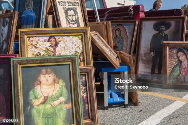 Flea Market Obras De Arte Foto de stock y más banco de imágenes de Pintura - Producto artístico - Pintura - Producto artístico, Montón, Falsificación