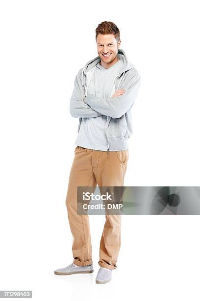 Retrato De Joven Casual Guy Standing Sobre Blanco Foto de stock y más banco de imágenes de Brazos cruzados - Brazos cruzados, Estar de pie, Hombres jóvenes