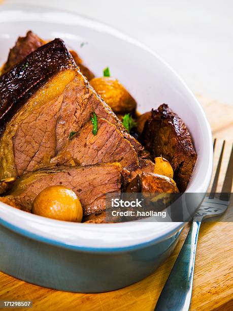 Uma Taça De Carne De Bovino Caçarola Com Carne Assada Cogumelos E Chalotas - Fotografias de stock e mais imagens de Assado