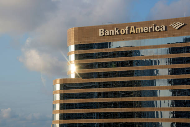 Bank of America offices building "Miami, USA - May 8, 2012: Logo and sign of a Bank of America offices building located on Brickell Avenue, in the Financial District of the city; shot at sunset time, when the windows reflect the sun's rays in a warm light" bank-of-america stock pictures, royalty-free photos & images