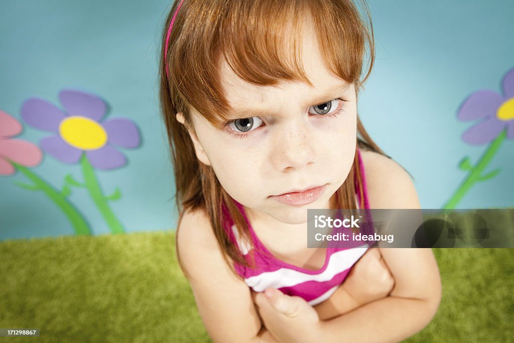 Angry niña con pelo rojo, en el mundo de fantasía - Foto de stock de Niño libre de derechos