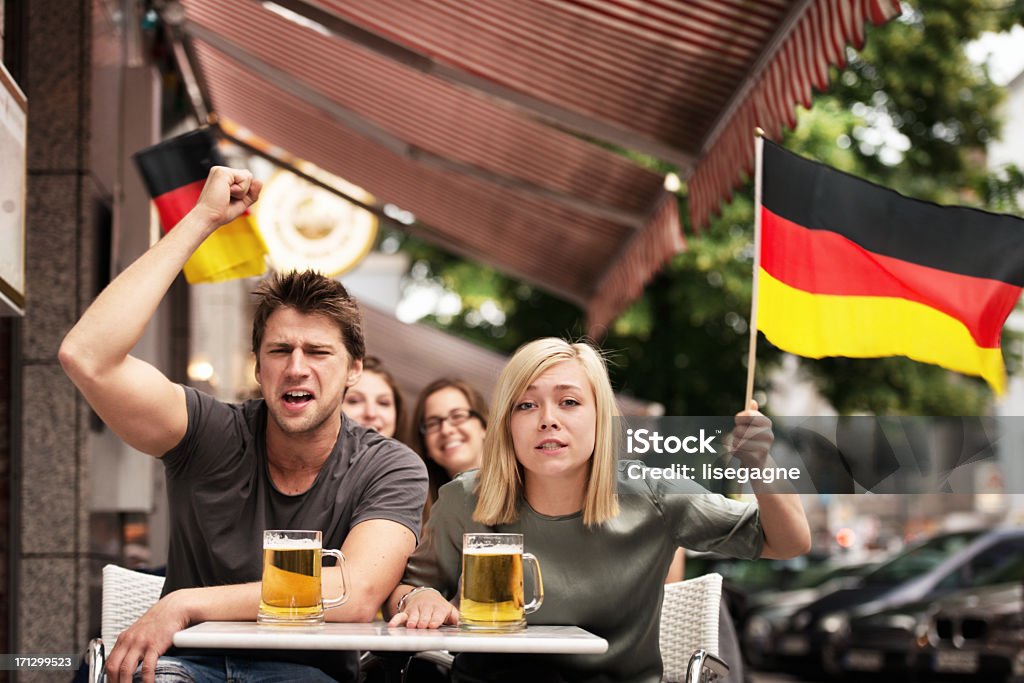 Os fãs do futebol na calçada bar - Foto de stock de 20-24 Anos royalty-free