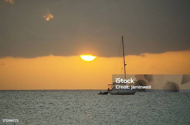 Lone Yacht Segeln Gegen Golden Sunsetszene Stockfoto und mehr Bilder von Abgeschiedenheit - Abgeschiedenheit, Exotik, Fotografie