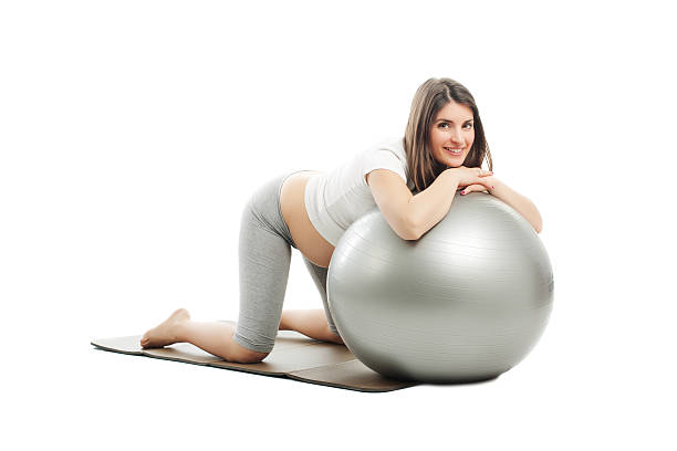 пренатальное пилатес - human pregnancy prenatal care relaxation exercise ball стоковые фото и изображения