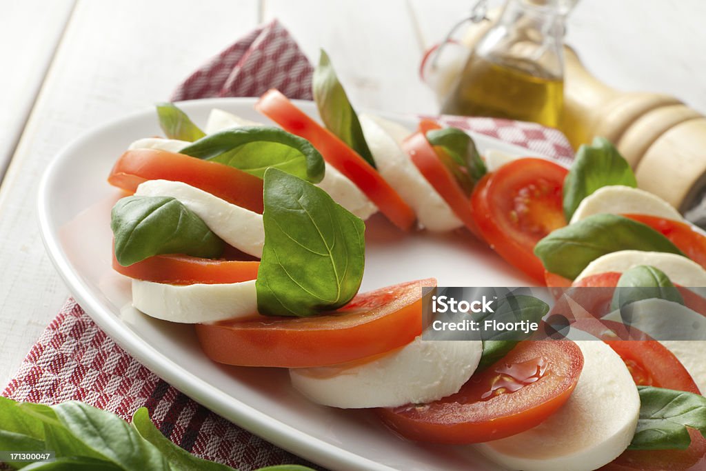 Ensalada de imágenes fijas:  Ensalada Caprese - Foto de stock de Ensalada Caprese libre de derechos