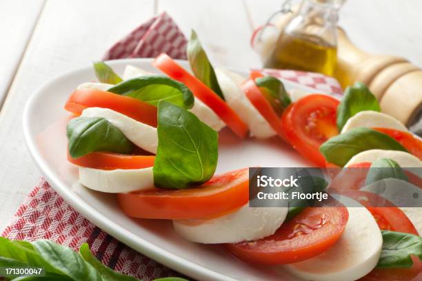 Ensalada De Imágenes Fijas Ensalada Caprese Foto de stock y más banco de imágenes de Ensalada Caprese - Ensalada Caprese, Aceite de ensalada, Aceite de oliva