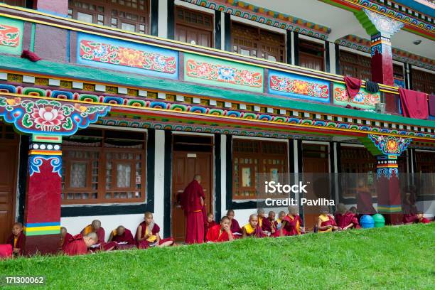 Giovane Lettura Monastero Buddista Lingdum Sikkim India - Fotografie stock e altre immagini di 14-15 anni