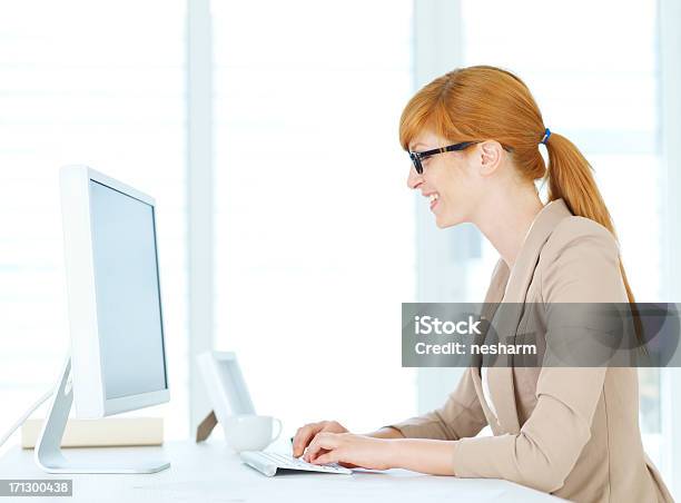 Geschäftsfrau Arbeiten Am Computer Stockfoto und mehr Bilder von Computertastatur - Computertastatur, 25-29 Jahre, Arbeiten