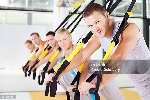 Treino Em Suspensão - Fotografias de stock e mais imagens de 30-39 Anos - 30-39 Anos, Adulto, Adulto de idade mediana