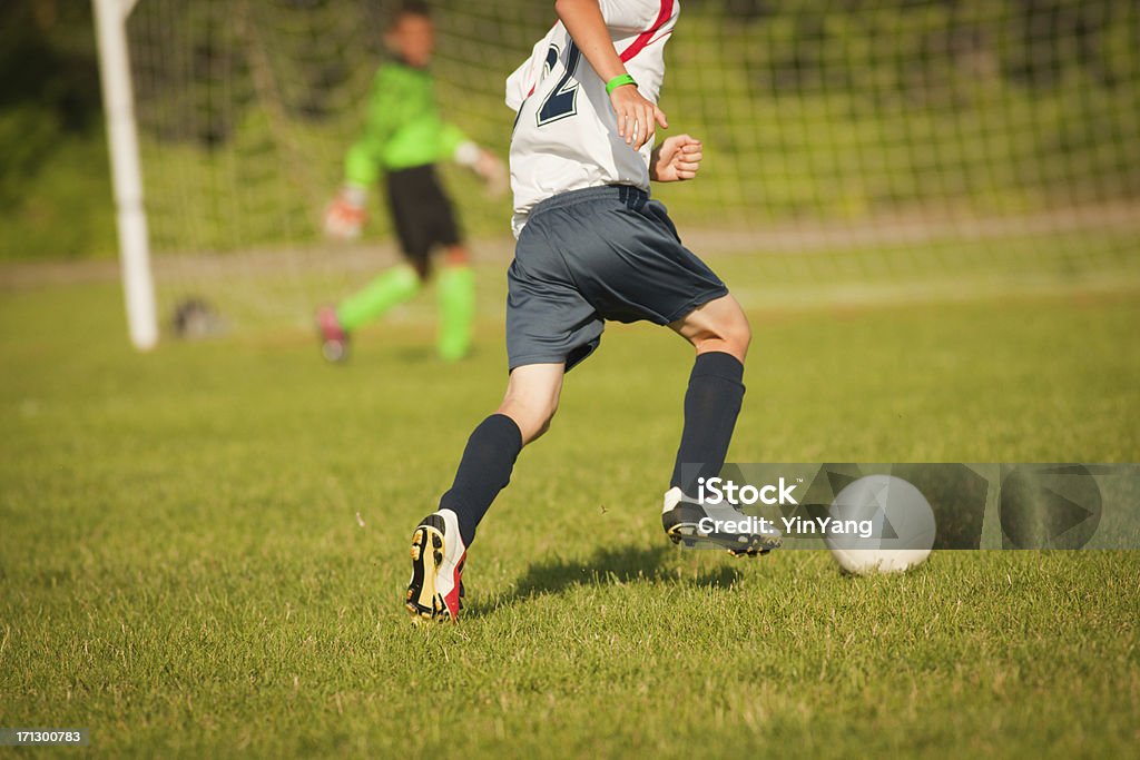 Young Boy サッカー選手お越しの目標は、ボール - ゴールを決めるのロイヤリティフリーストックフォト