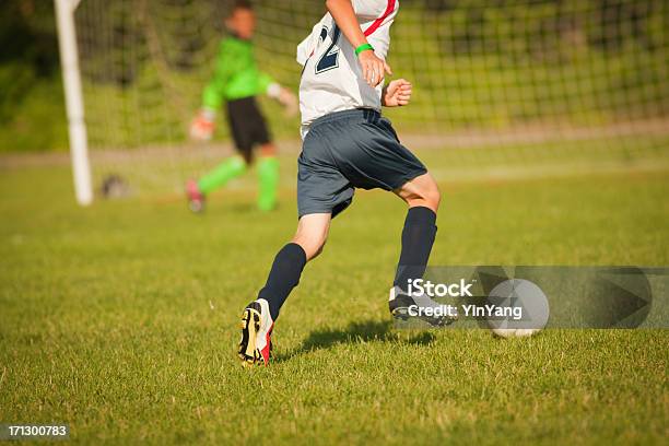 Young Boy サッカー選手お越しの目標はボール - ゴールを決めるのストックフォトや画像を多数ご用意 - ゴールを決める, ゴールキーパー, サッカー選手