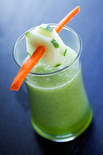 gurke-smoothie - gourmet juice bar juice carrot stock-fotos und bilder