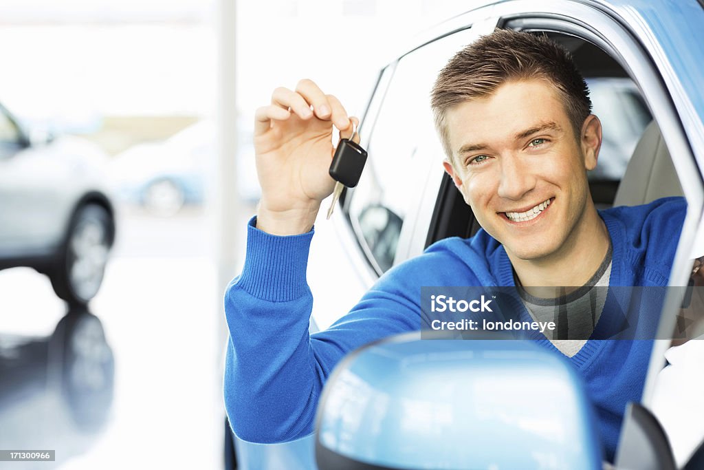 Feliz homem segurando uma chave de carro - Foto de stock de Chave de Carro royalty-free