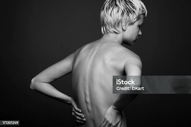 Nago Młoda Kobieta Z Bólem W Talii - zdjęcia stockowe i więcej obrazów Anatomia człowieka - Anatomia człowieka, Artretyzm, Bez koszulki