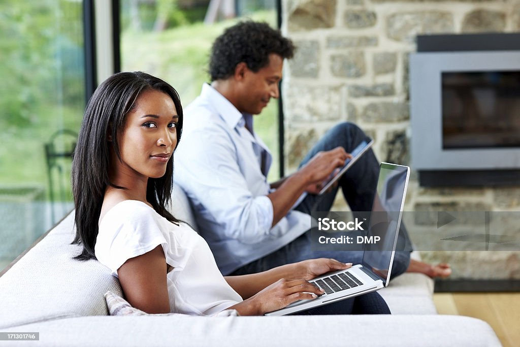 Casal jovem surfando internet no computador - Foto de stock de 30 Anos royalty-free