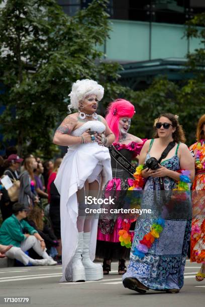 Desfile Del Orgullo Gay Street Seattle Y Festival Foto de stock y más banco de imágenes de Adulto - Adulto, Adulto de mediana edad, Aire libre