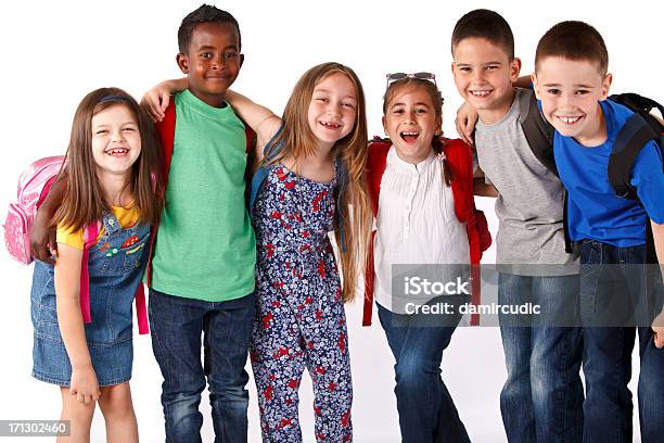 Foto de Grupo De Várias Etnias Escola Crianças Sorrindo E Abraçando e mais fotos de stock de Aluna