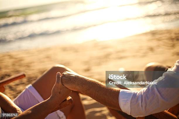 Foto de Mãos Segurando Juntos e mais fotos de stock de 50 Anos - 50 Anos, 60 Anos, Abraçar