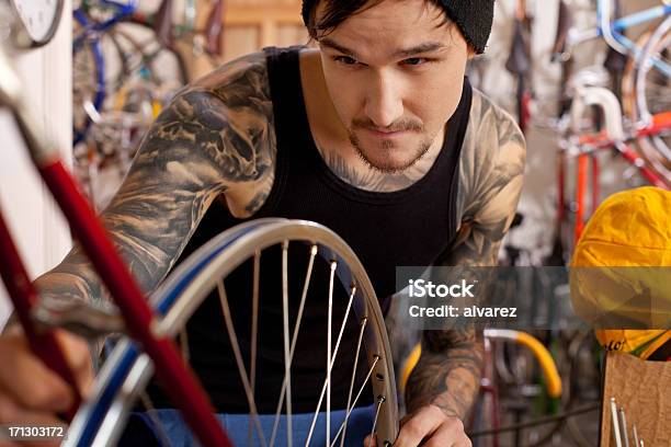 Fijación Mecánica De Bicicleta En Tienda De Bicicletas Foto de stock y más banco de imágenes de 25-29 años