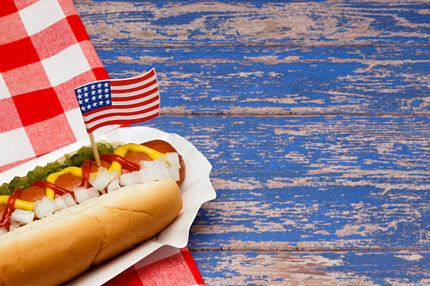 patriótica estadounidense hotdog - napkin american flag holiday fourth of july fotografías e imágenes de stock