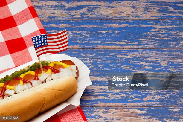 Patriótica Hotdog - Fotografias de stock e mais imagens de 4 de Julho - 4 de Julho, Churrascada, Cachorro-quente