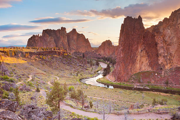 istock Rock formations at Smith Rock State Park, Oregon, USA 171303535