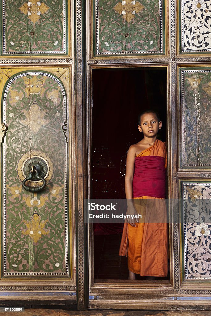 Buddista novizio vicino Kandy, Sri Lanka - Foto stock royalty-free di Monaco