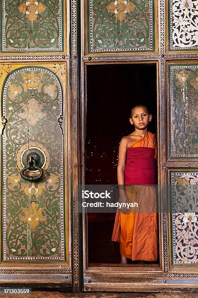 Buddista Novizio Vicino Kandy Sri Lanka - Fotografie stock e altre immagini di Monaco - Monaco, Sri Lanka, Adolescente