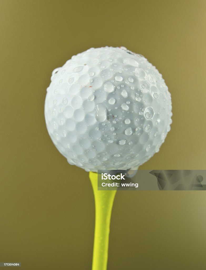 Golf Ball geregnet auf dunklen Gelb - Lizenzfrei Golfball Stock-Foto