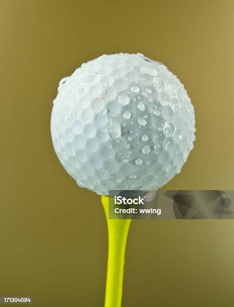 Golf Ball Geregnet Auf Dunklen Gelb Stockfoto und mehr Bilder von Golfball - Golfball, Nass, Alt
