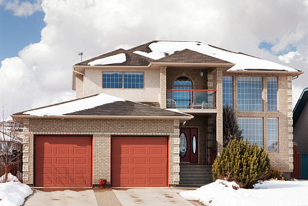 una casa de la familia de dos pisos - alberta medicine hat canada day fotografías e imágenes de stock