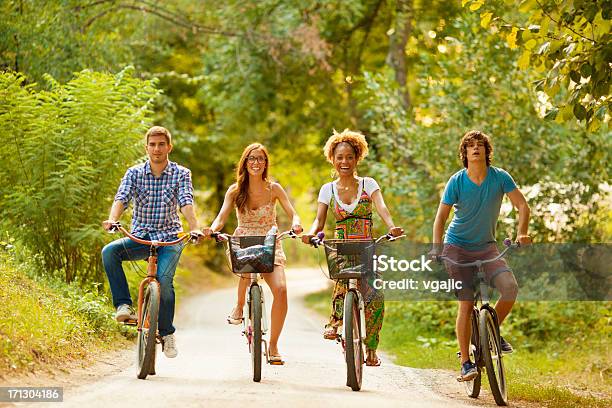 Dois Pares Equitação Bicicletas Em Um Parque - Fotografias de stock e mais imagens de Adolescente - Adolescente, Ciclismo, Primavera - Estação do ano