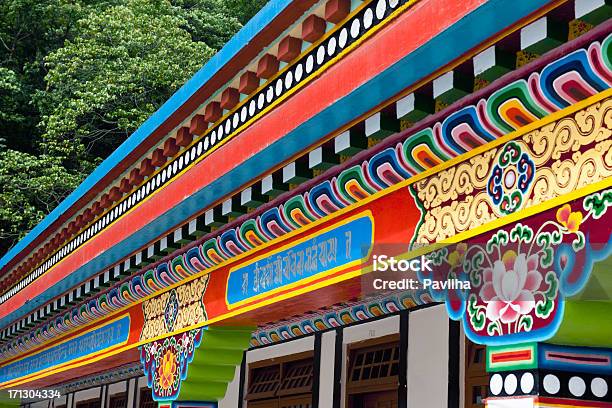 Coloratissimi Dettagli Del Monastero Buddista Sikkim - Fotografie stock e altre immagini di Albero