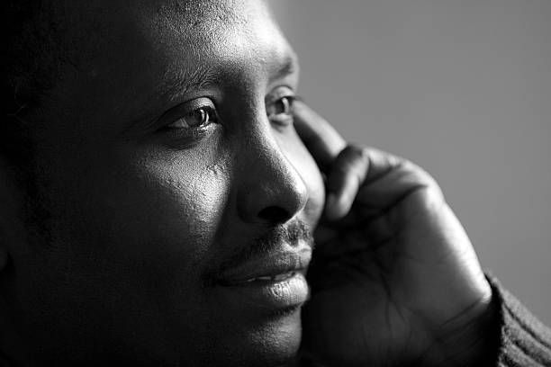 retrato de um homem africano - serious african ethnicity mid adult bright - fotografias e filmes do acervo