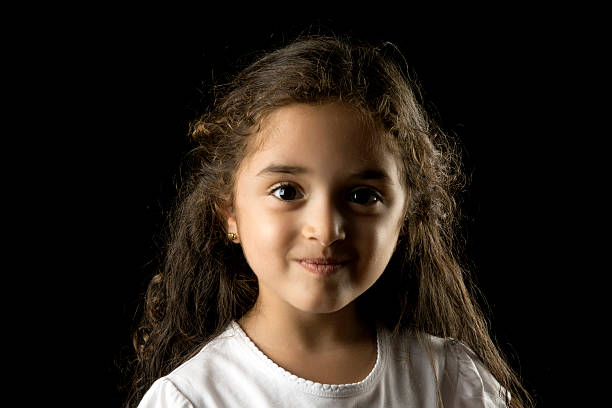 счастливый маленькая девочка портрет - dark little girls child happiness стоковые фото и изображения