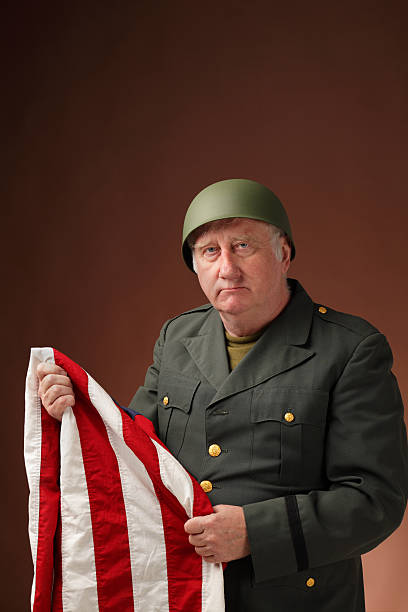 maduro soldado de los veteranos en estados unidos tiene estrellas y rayas bandera - people army soldier gray hair white hair fotografías e imágenes de stock