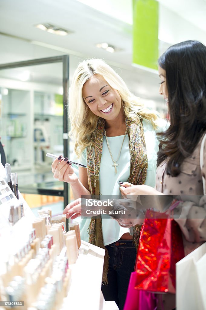 Maquillage de lèche-vitrines - Photo de 20-24 ans libre de droits