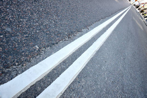 istock Road and dividing line in the city 171305912