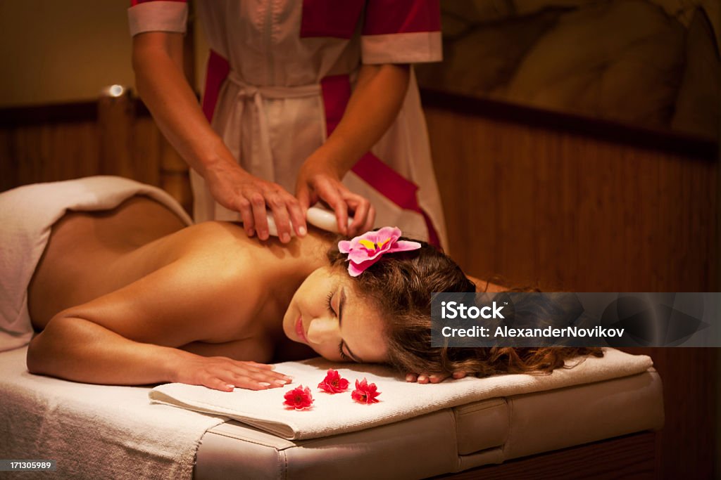 Gesunde Spa: Junge schöne Frau, die entspannende Stein-Massage - Lizenzfrei Alternative Behandlungsmethode Stock-Foto