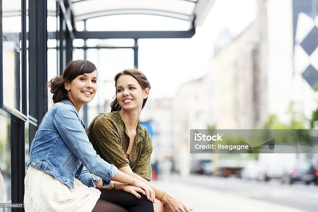 Amigos en parada de autobús - Foto de stock de Parada de autobús libre de derechos