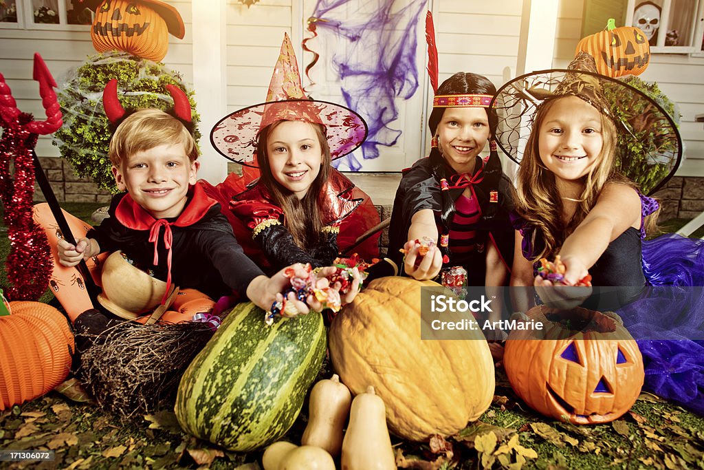 Для детей, празднующих Хэллоуин - Стоковые фото 8-9 лет роялти-фри