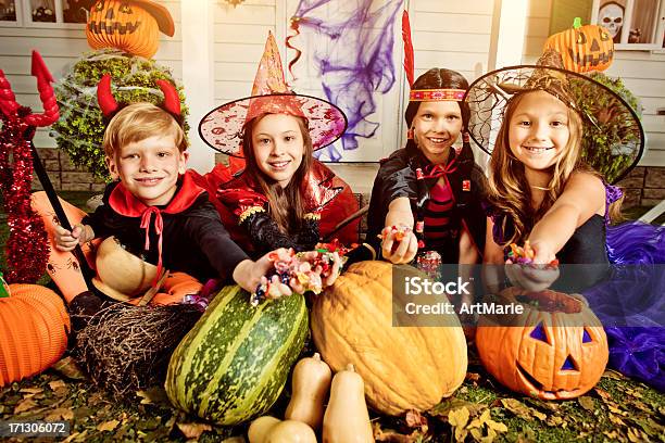 Для Детей Празднующих Хэллоуин — стоковые фотографии и другие картинки 8-9 лет - 8-9 лет, Американская культура, Брат