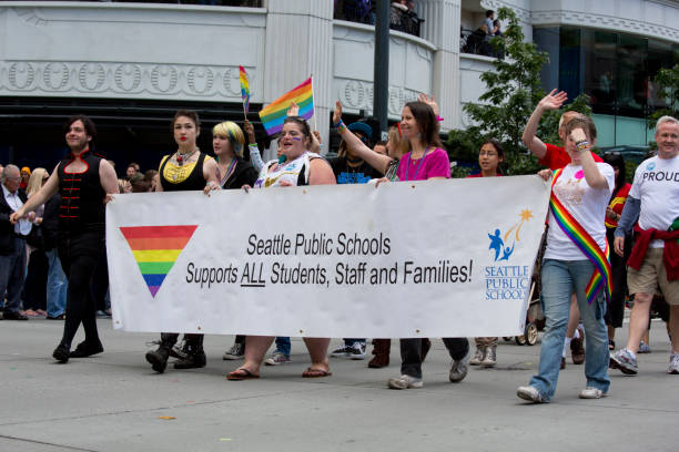 seattle las escuelas públicas en el desfile del orgullo gay - condado de king fotografías e imágenes de stock