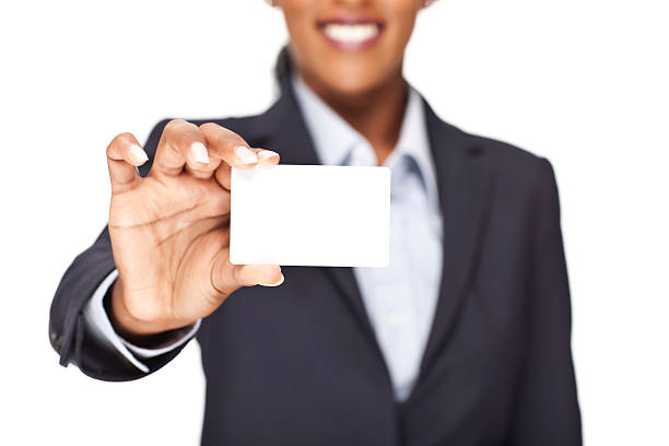mujer de negocios mostrando en blanco tarjeta de negocio. - greeting card holding women credit card fotografías e imágenes de stock
